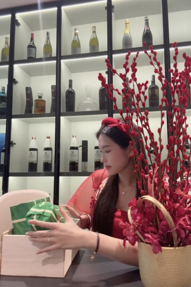 Doãn Hải My run khi đón tết trong năm đầu làm dâu, khoe không gian nhà tràn ngập hoa xuân cùng tủ rượu vang đắt tiền-2