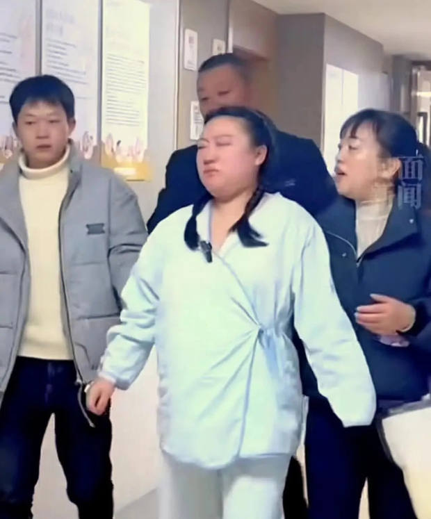 Con gái vào phòng sinh mổ, bố kìm nước mắt an ủi con đừng sợ, khoảnh khắc ông khóc oà khiến ai cũng xúc động-1