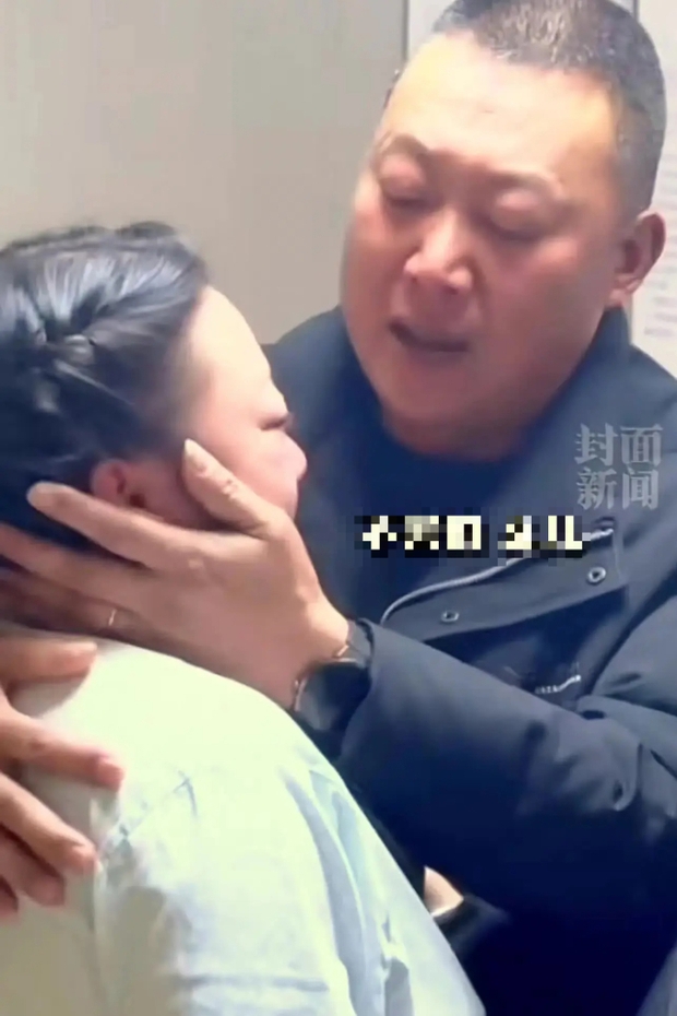 Con gái vào phòng sinh mổ, bố kìm nước mắt an ủi con đừng sợ, khoảnh khắc ông khóc oà khiến ai cũng xúc động-3