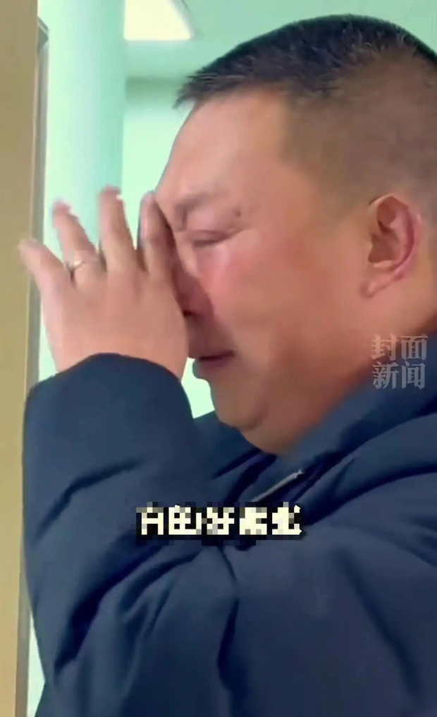 Con gái vào phòng sinh mổ, bố kìm nước mắt an ủi con đừng sợ, khoảnh khắc ông khóc oà khiến ai cũng xúc động-4