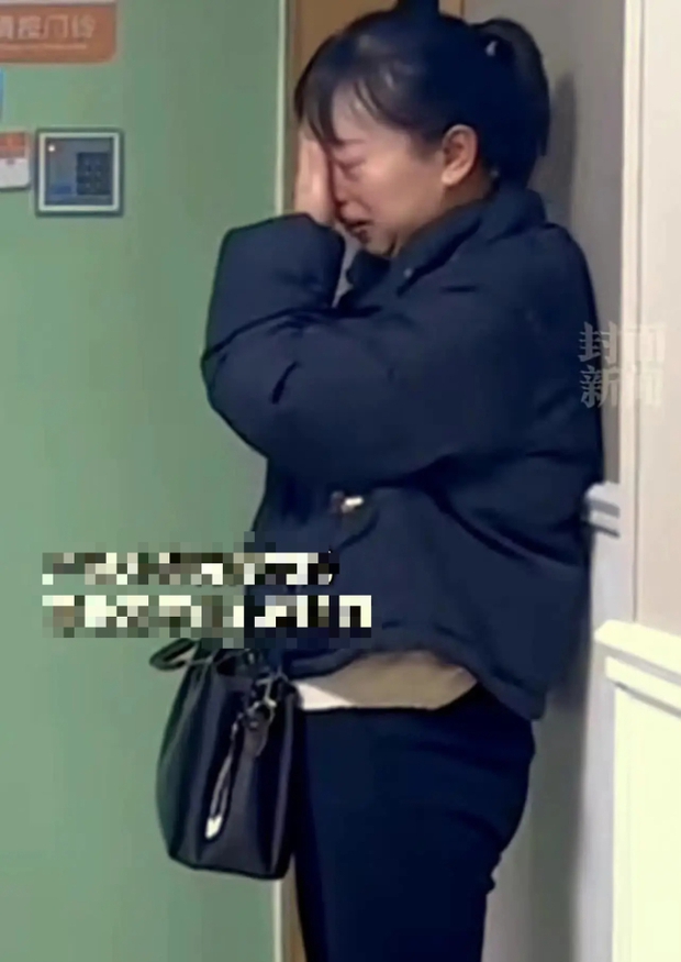 Con gái vào phòng sinh mổ, bố kìm nước mắt an ủi con đừng sợ, khoảnh khắc ông khóc oà khiến ai cũng xúc động-5