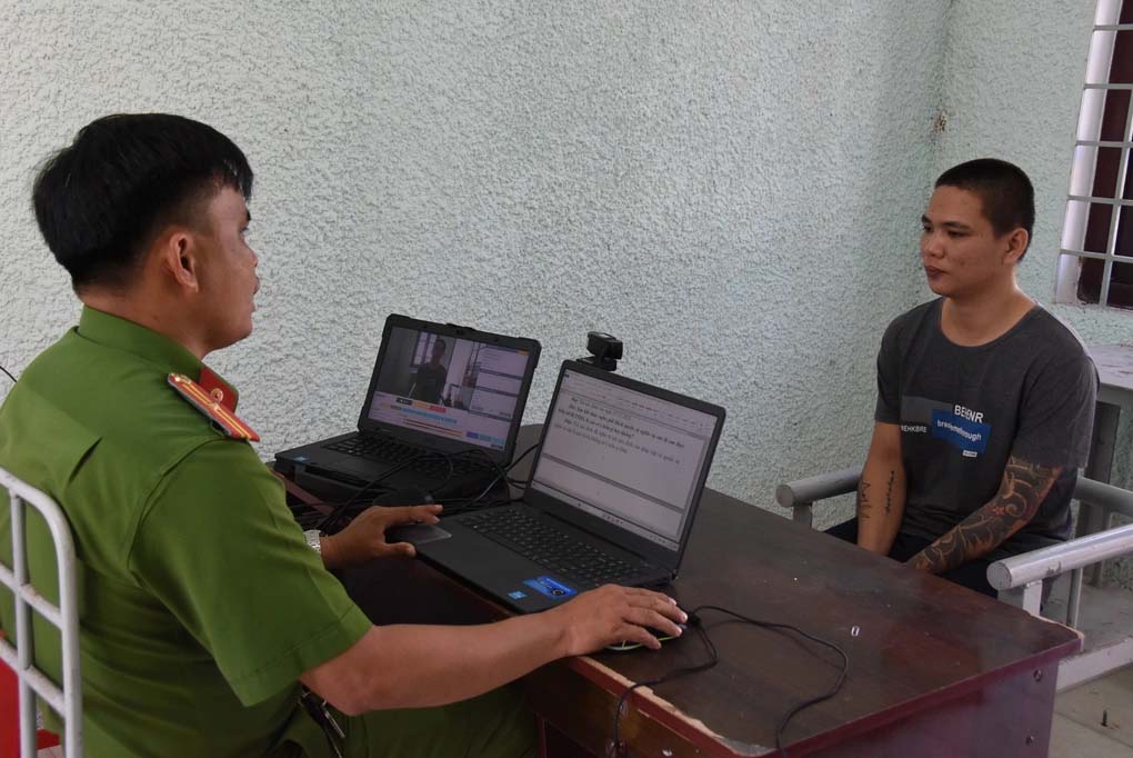 Nam công nhân đâm bạn trai của người yêu cũ trọng thương-1