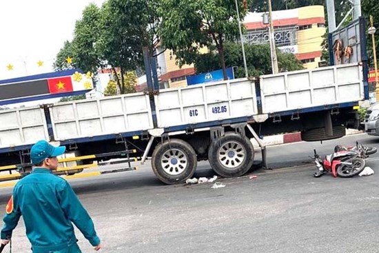 Va chạm với xe tải, hai chị em thương vong trên đường về quê đón Tết