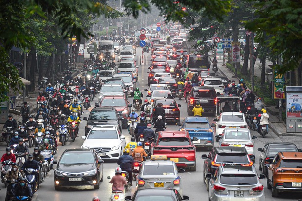 Giao thông Hà Nội tắc không lối thoát” những ngày cận Tết Nguyên đán, người dân đứng im” tại chỗ khi lưu thông trên đường-1