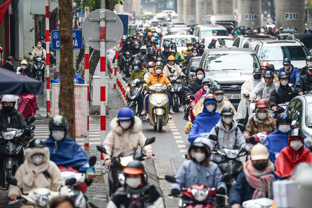 Giao thông Hà Nội tắc không lối thoát” những ngày cận Tết Nguyên đán, người dân đứng im” tại chỗ khi lưu thông trên đường-4