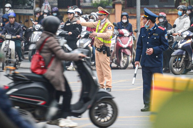 Giao thông Hà Nội tắc không lối thoát” những ngày cận Tết Nguyên đán, người dân đứng im” tại chỗ khi lưu thông trên đường-5
