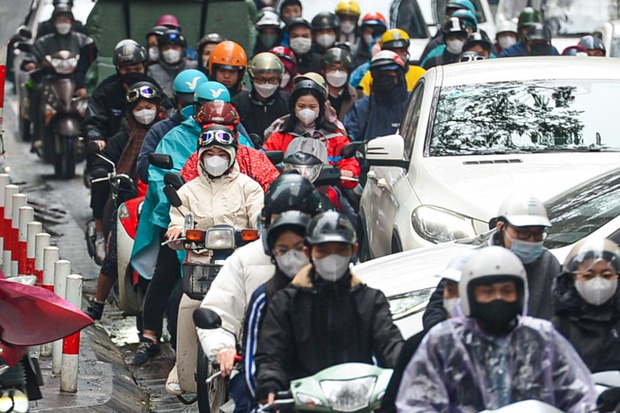 Giao thông Hà Nội tắc không lối thoát” những ngày cận Tết Nguyên đán, người dân đứng im” tại chỗ khi lưu thông trên đường-6