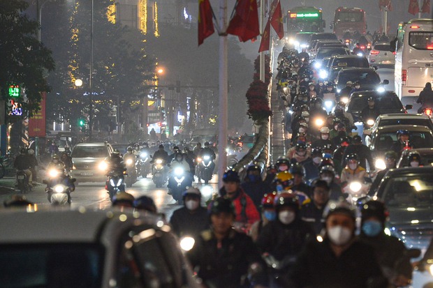 Giao thông Hà Nội tắc không lối thoát” những ngày cận Tết Nguyên đán, người dân đứng im” tại chỗ khi lưu thông trên đường-15