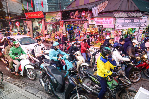 Giao thông Hà Nội tắc không lối thoát” những ngày cận Tết Nguyên đán, người dân đứng im” tại chỗ khi lưu thông trên đường-17