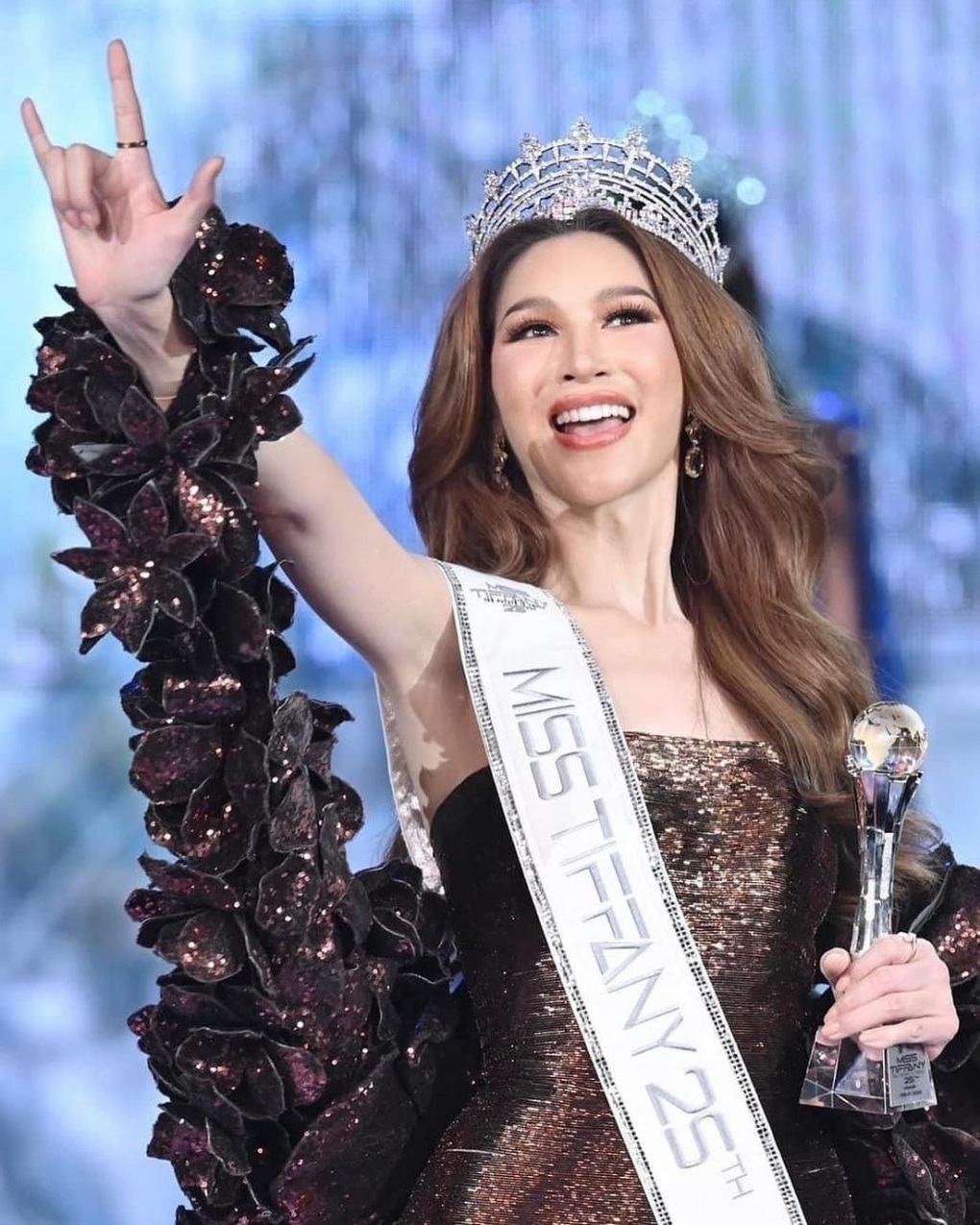Hành động lăn ra đất mừng chiến thắng của tân Hoa hậu Chuyển giới Thái Lan-1