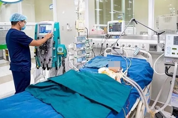 Chàng trai 20 tuổi phổi trắng xóa vì chiêu chống nắng của nhiều người-3
