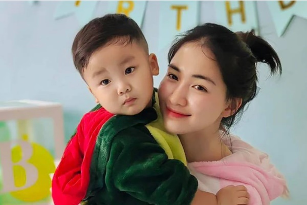 Hòa Minzy kể chuyện con nhạy cảm với người lạ, nhưng đọc câu sau ai nấy đều khen: Bà mẹ điểm 10!-3