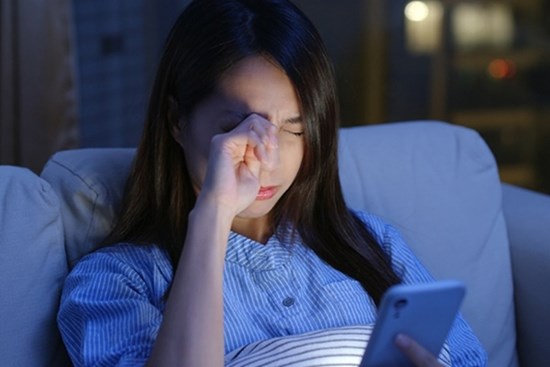 Nghỉ Tết dùng thiết bị điện tử nhiều hơn, nhớ 5 mẹo đơn giản để giảm tác hại từ ánh sáng xanh tới mắt