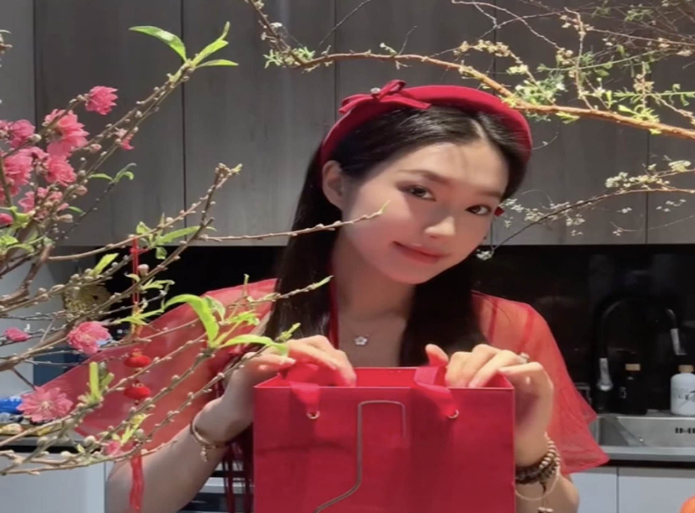 Tết của các nóc nhà cầu thủ: Người thảnh thơi sang chảnh trong căn hộ view triệu đô, người tất bật chăm con than Tết xa phết-1