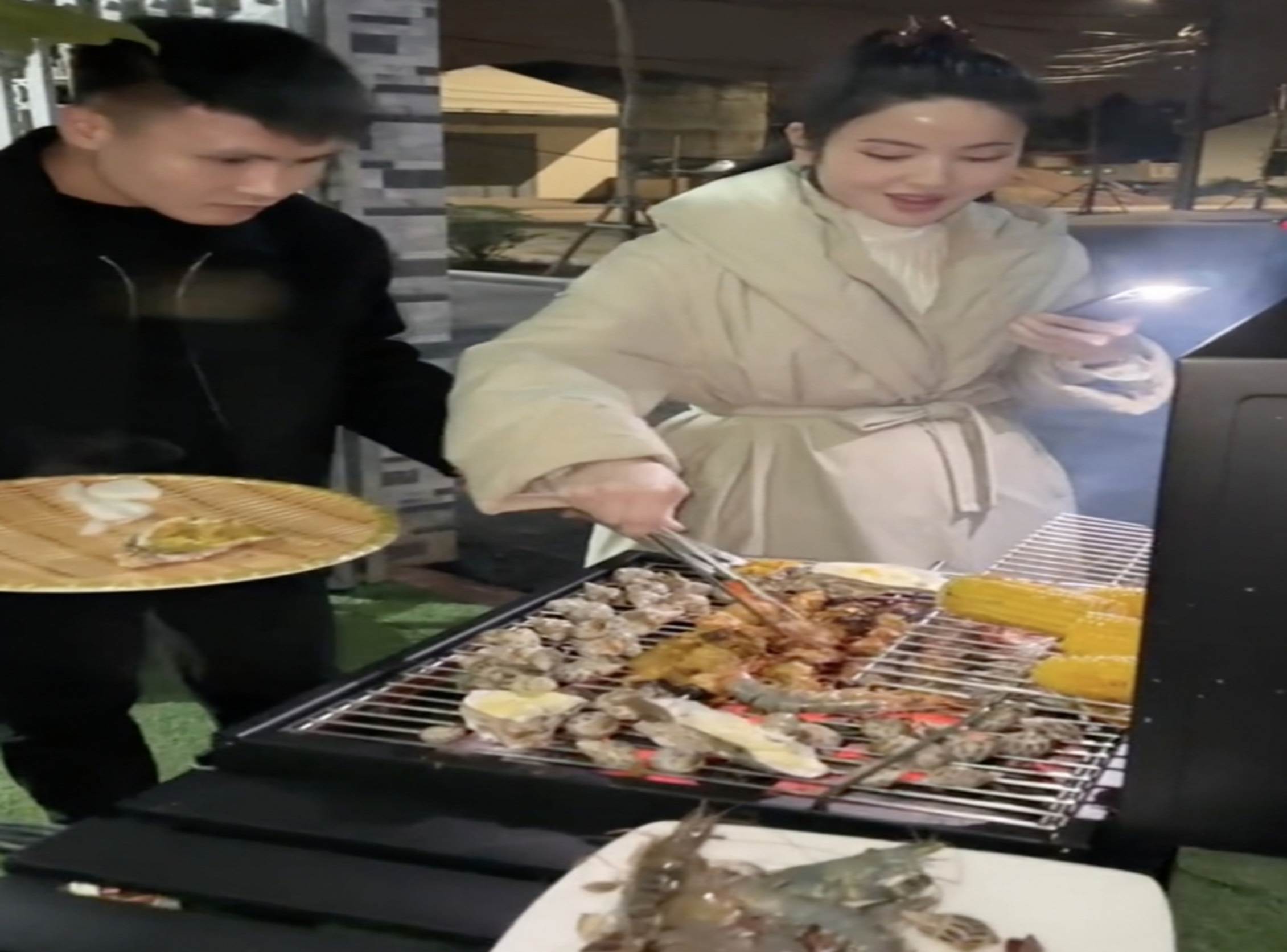 Tết của các nóc nhà cầu thủ: Người thảnh thơi sang chảnh trong căn hộ view triệu đô, người tất bật chăm con than Tết xa phết-3