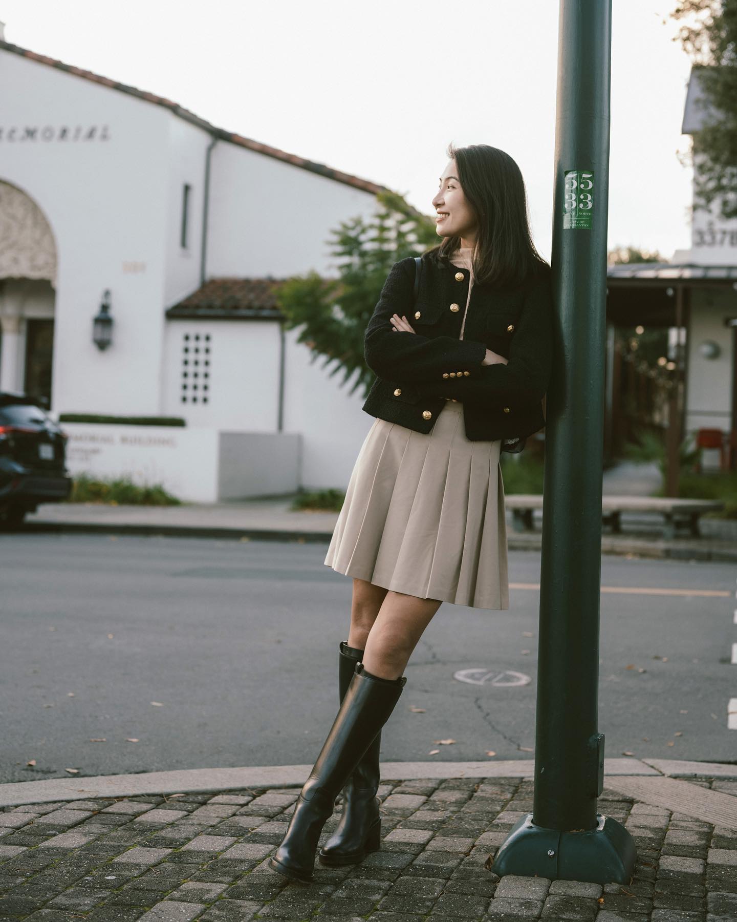 Phụ nữ trên 40 tuổi nên mặc chân váy ngắn thế nào để trông trẻ trung mà vẫn thanh lịch?-5