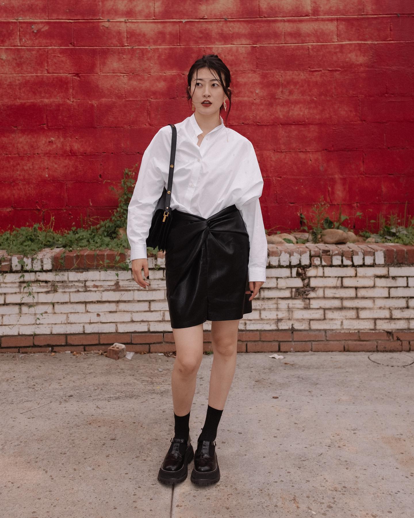 Phụ nữ trên 40 tuổi nên mặc chân váy ngắn thế nào để trông trẻ trung mà vẫn thanh lịch?-6