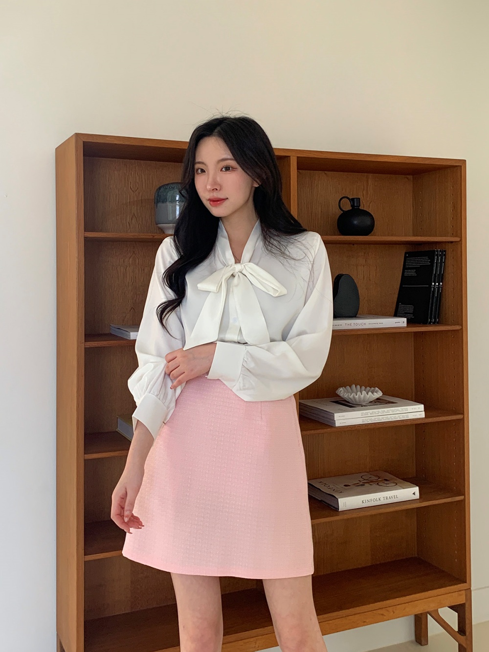 Phụ nữ trên 40 tuổi nên mặc chân váy ngắn thế nào để trông trẻ trung mà vẫn thanh lịch?-8