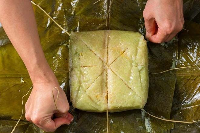 Tranh cãi cắt bánh chưng bằng lạt hay bằng dao-1