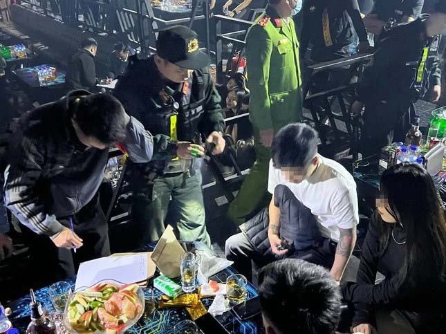 Cảnh sát đột kích quán bar ở quận trung tâm Hà Nội, hơn 200 người bị mời về trụ sở-2