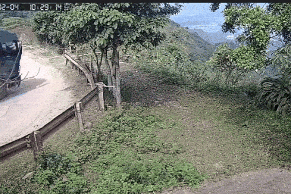 Clip: Xe tải chở mía lật nghiêng, lăn xuống vực ở Hòa Bình