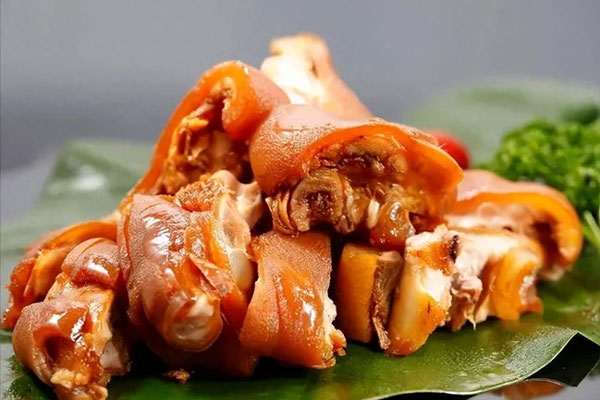 Mâm cơm ngày Tết có món thịt quay hấp chao khoai môn thêm ngon đậm đà và đầm ấm-10