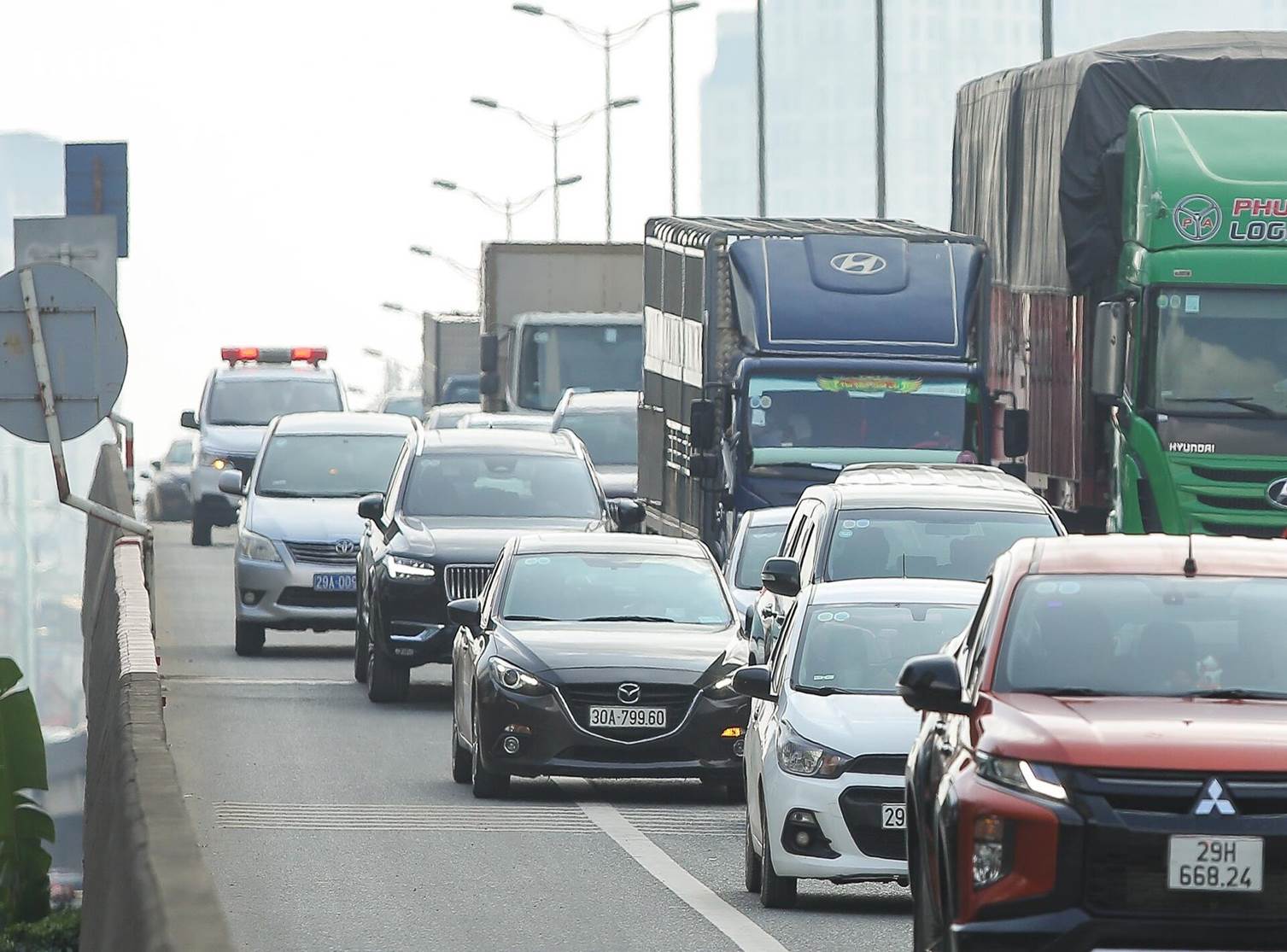 Ô tô đua nhau lấn làn trên đường Vành đai 3, xe cứu thương chật vật tìm lối lên-1