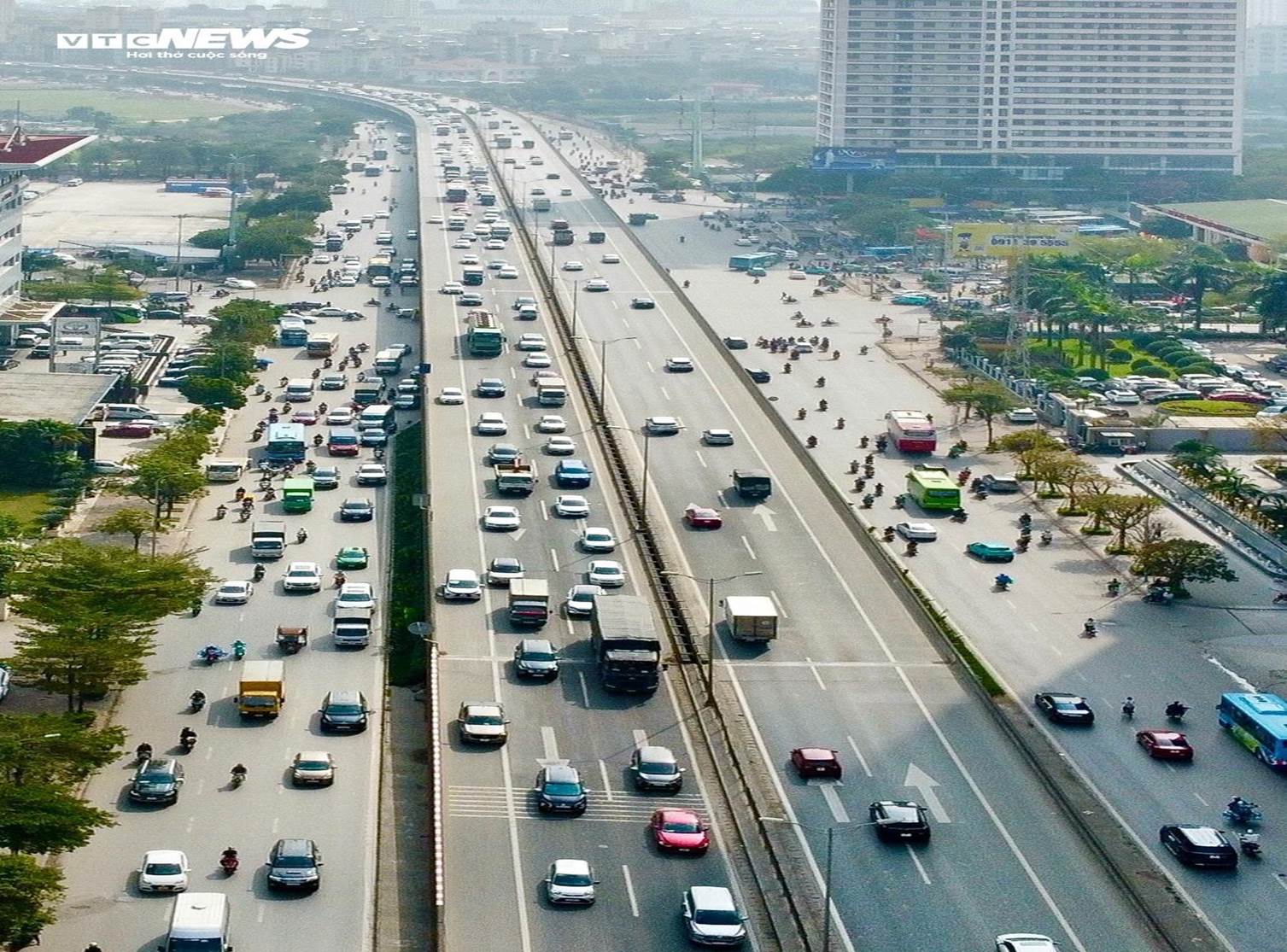 Ô tô đua nhau lấn làn trên đường Vành đai 3, xe cứu thương chật vật tìm lối lên-3