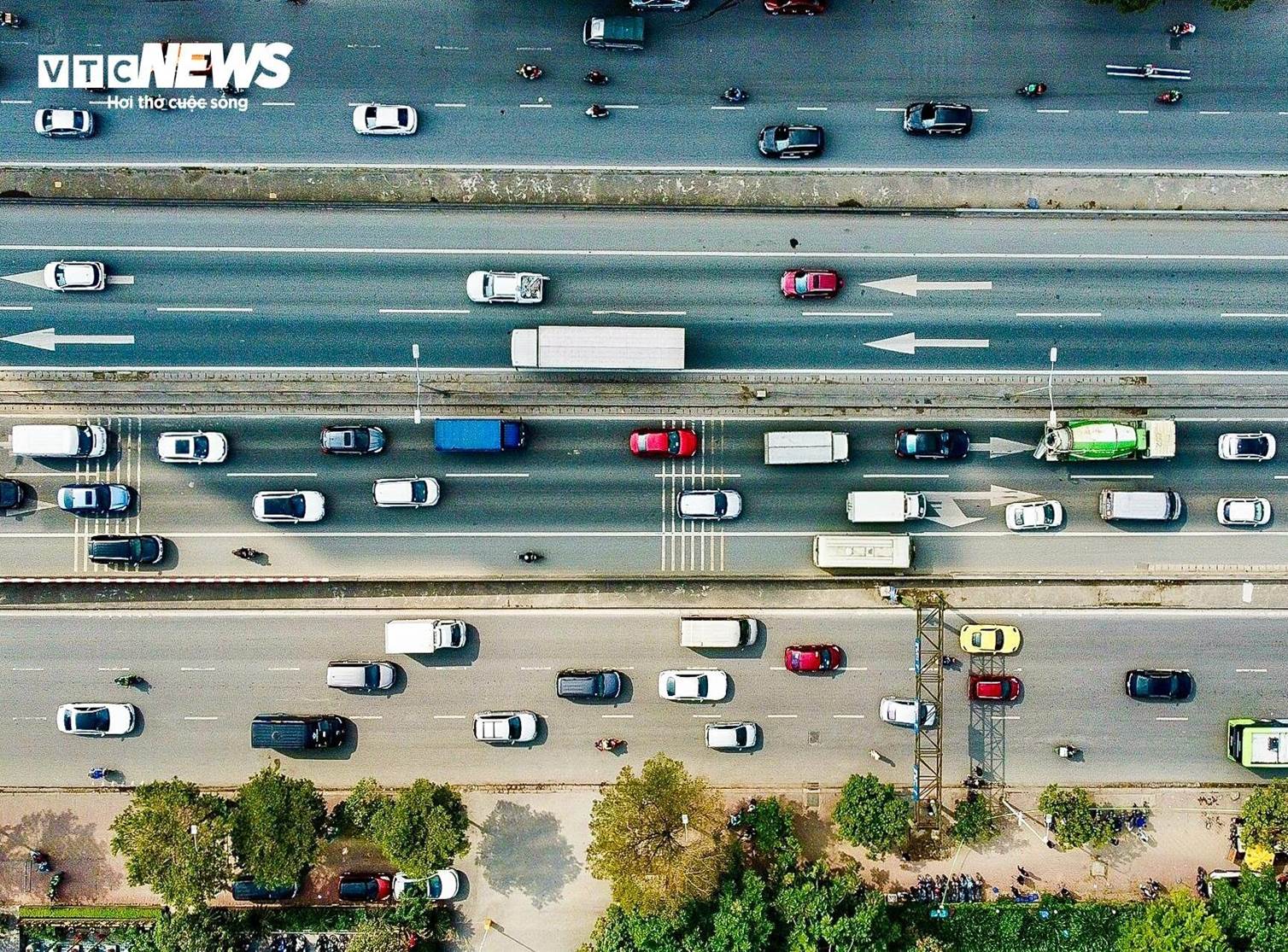 Ô tô đua nhau lấn làn trên đường Vành đai 3, xe cứu thương chật vật tìm lối lên-4