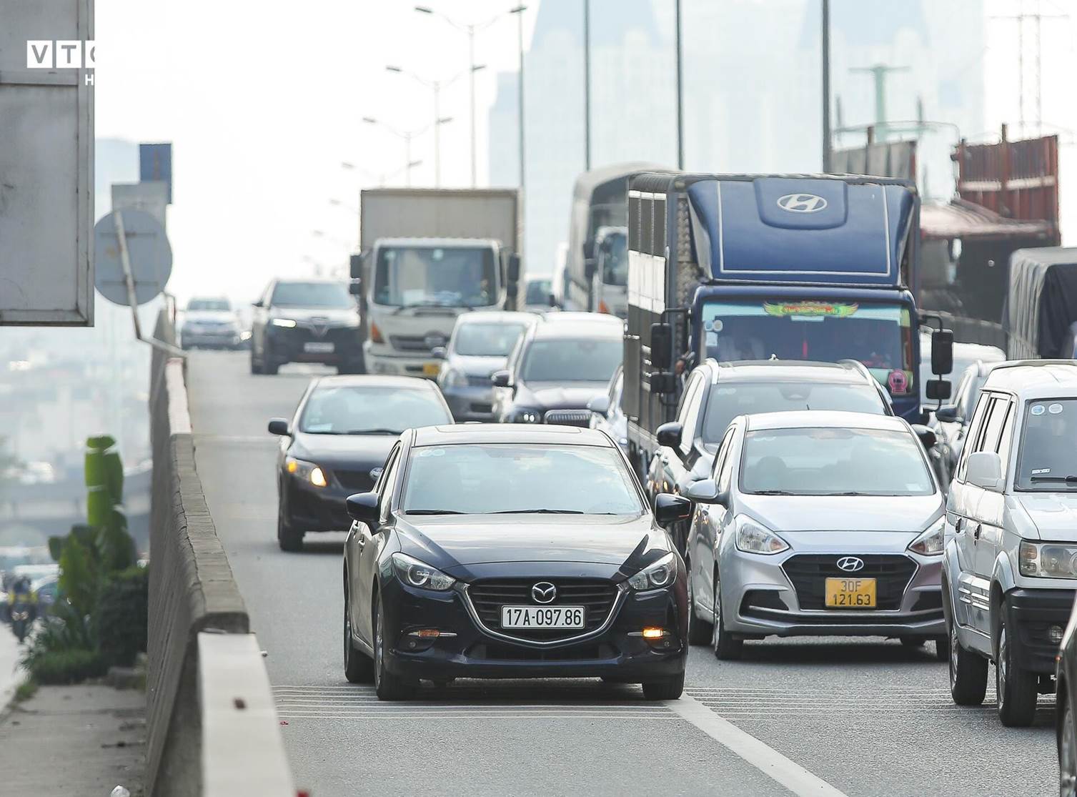 Ô tô đua nhau lấn làn trên đường Vành đai 3, xe cứu thương chật vật tìm lối lên-5