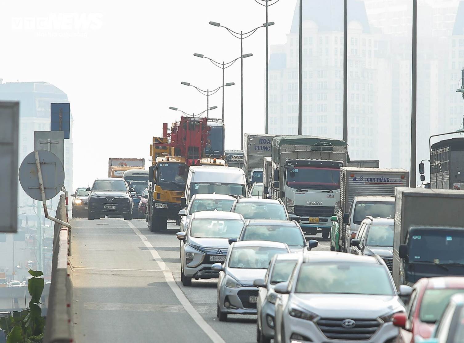 Ô tô đua nhau lấn làn trên đường Vành đai 3, xe cứu thương chật vật tìm lối lên-11