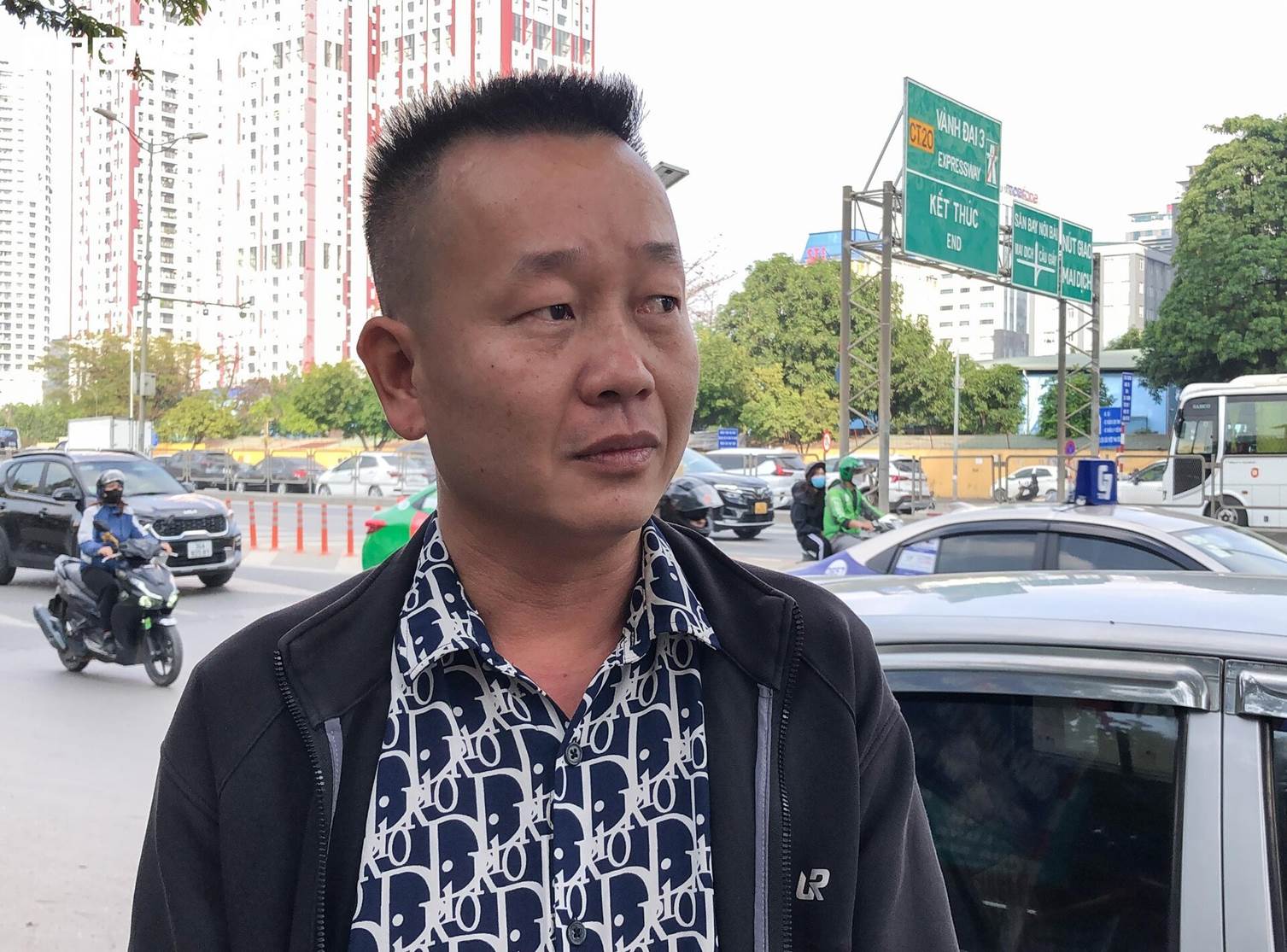 Ô tô đua nhau lấn làn trên đường Vành đai 3, xe cứu thương chật vật tìm lối lên-8