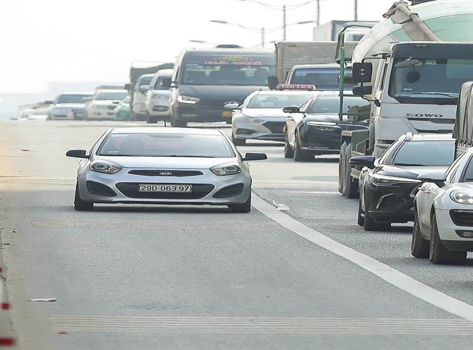 Ô tô đua nhau lấn làn trên đường Vành đai 3, xe cứu thương chật vật tìm lối lên-9