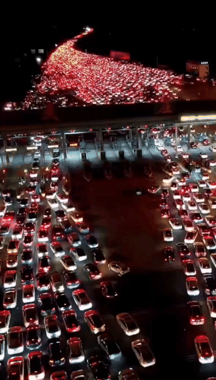 Choáng với hình ảnh xe cộ chật cứng trong mùa Xuân vận tại Trung Quốc, người dân vẫn được khen vì một điều-3