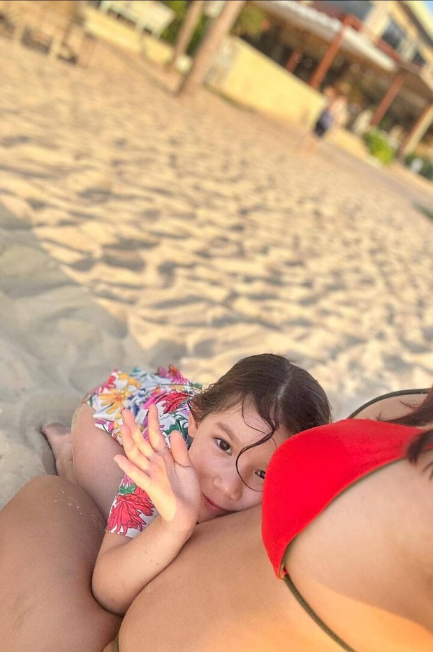 Hà Anh tự tin diện bikini, khoe bụng bầu 6 tháng-5