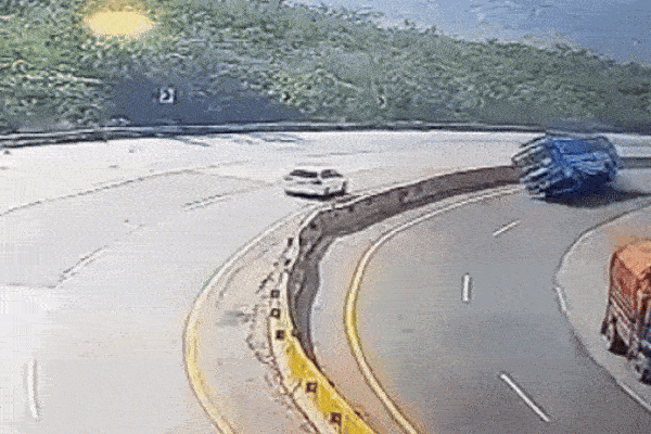 Clip: Hỏng phanh, xe buýt lao qua dải phân cách tông lật ô tô con