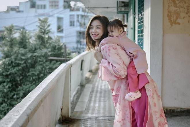 Bé gái có khuôn mặt hình vuông gây sốt MXH với bộ ảnh chụp áo dài Tết ở Nha Trang cực đáng yêu-1