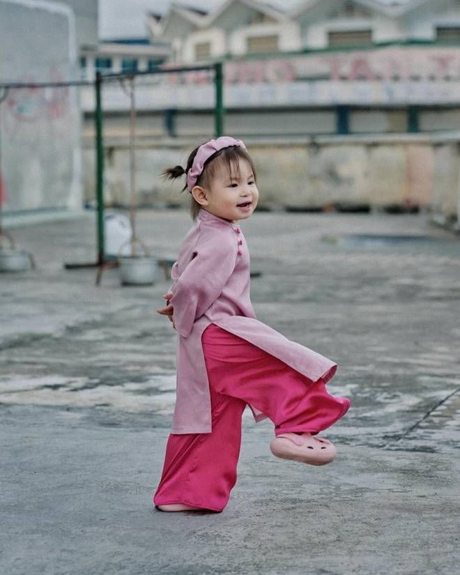 Bé gái có khuôn mặt hình vuông gây sốt MXH với bộ ảnh chụp áo dài Tết ở Nha Trang cực đáng yêu-2