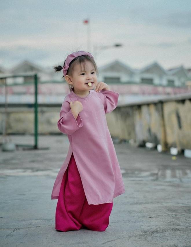 Bé gái có khuôn mặt hình vuông gây sốt MXH với bộ ảnh chụp áo dài Tết ở Nha Trang cực đáng yêu-3