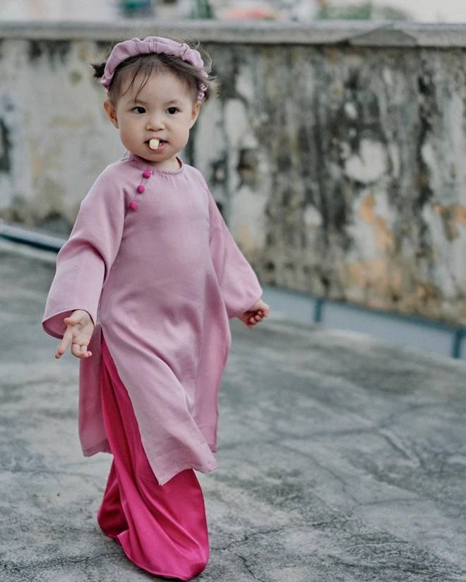 Bé gái có khuôn mặt hình vuông gây sốt MXH với bộ ảnh chụp áo dài Tết ở Nha Trang cực đáng yêu-4