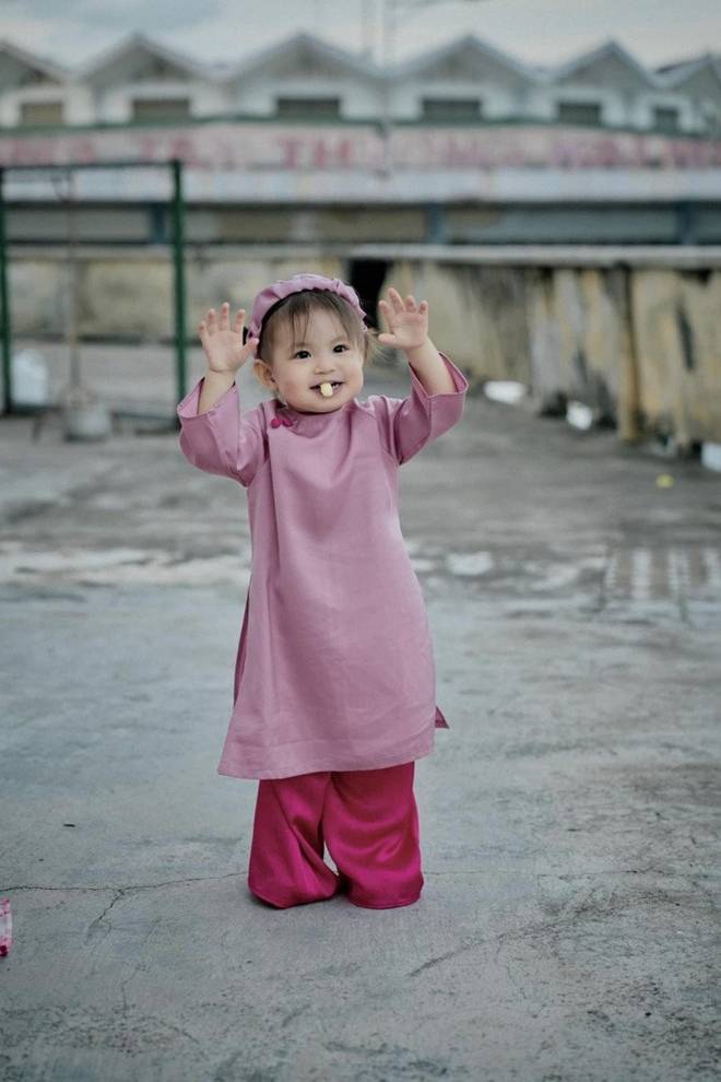 Bé gái có khuôn mặt hình vuông gây sốt MXH với bộ ảnh chụp áo dài Tết ở Nha Trang cực đáng yêu-5