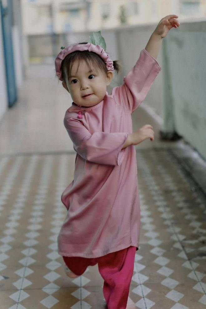 Bé gái có khuôn mặt hình vuông gây sốt MXH với bộ ảnh chụp áo dài Tết ở Nha Trang cực đáng yêu-7