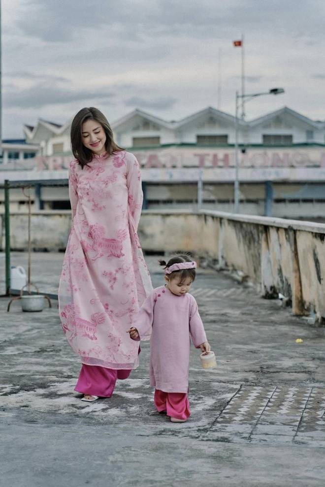 Bé gái có khuôn mặt hình vuông gây sốt MXH với bộ ảnh chụp áo dài Tết ở Nha Trang cực đáng yêu-8