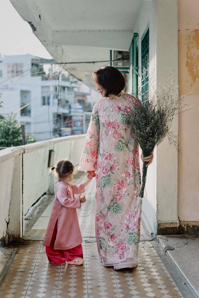Bé gái có khuôn mặt hình vuông gây sốt MXH với bộ ảnh chụp áo dài Tết ở Nha Trang cực đáng yêu-9
