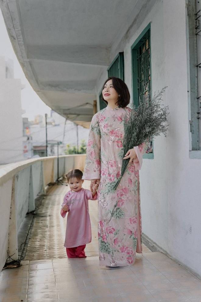 Bé gái có khuôn mặt hình vuông gây sốt MXH với bộ ảnh chụp áo dài Tết ở Nha Trang cực đáng yêu-10