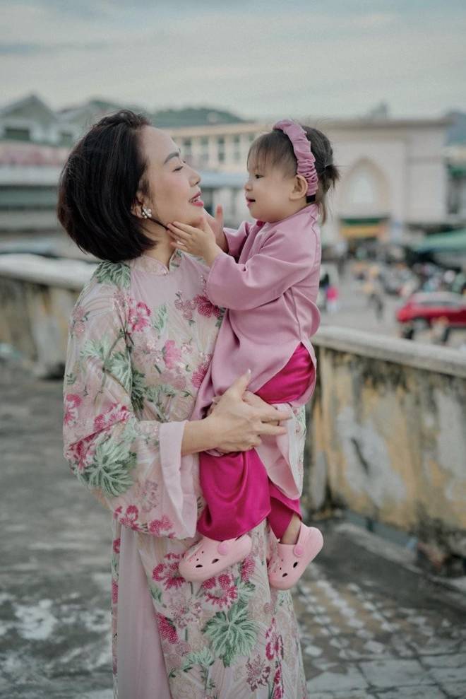 Bé gái có khuôn mặt hình vuông gây sốt MXH với bộ ảnh chụp áo dài Tết ở Nha Trang cực đáng yêu-11