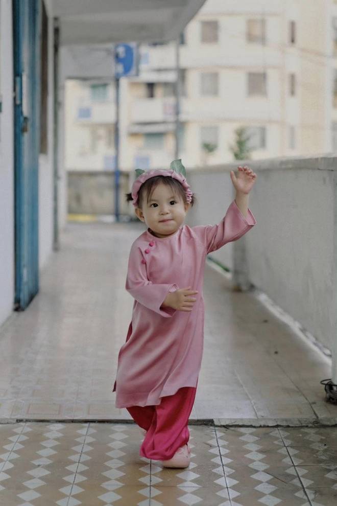 Bé gái có khuôn mặt hình vuông gây sốt MXH với bộ ảnh chụp áo dài Tết ở Nha Trang cực đáng yêu-12