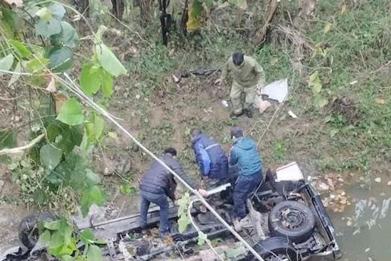 Ô tô biển Hà Nội lao xuống vực sâu làm 2 người tử vong