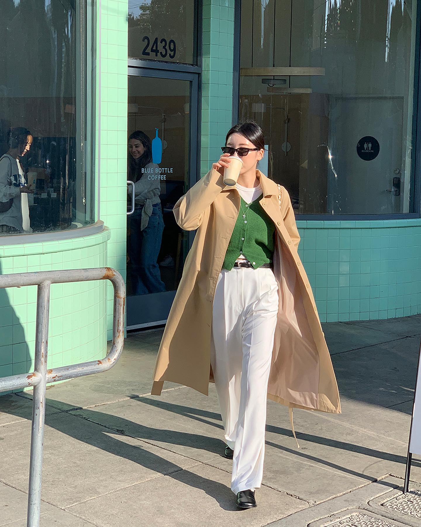 4 kiểu áo khoác kết hợp ăn ý với quần ống rộng, giúp hack tuổi và tôn dáng hiệu quả-3