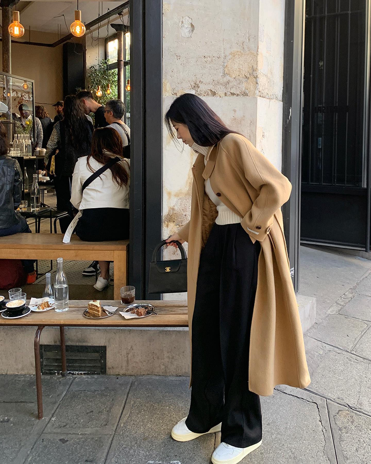 4 kiểu áo khoác kết hợp ăn ý với quần ống rộng, giúp hack tuổi và tôn dáng hiệu quả-4